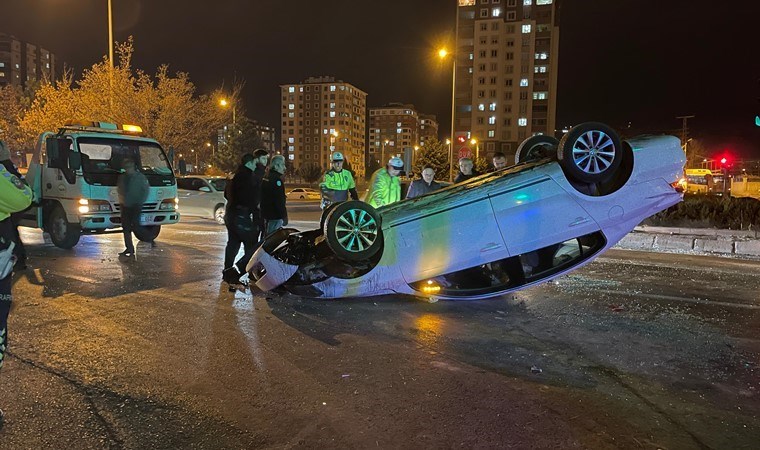 15 yaşındaki çocuk kullanıyordu: 2 otomobile çarpıp takla attı! 4 yaralı