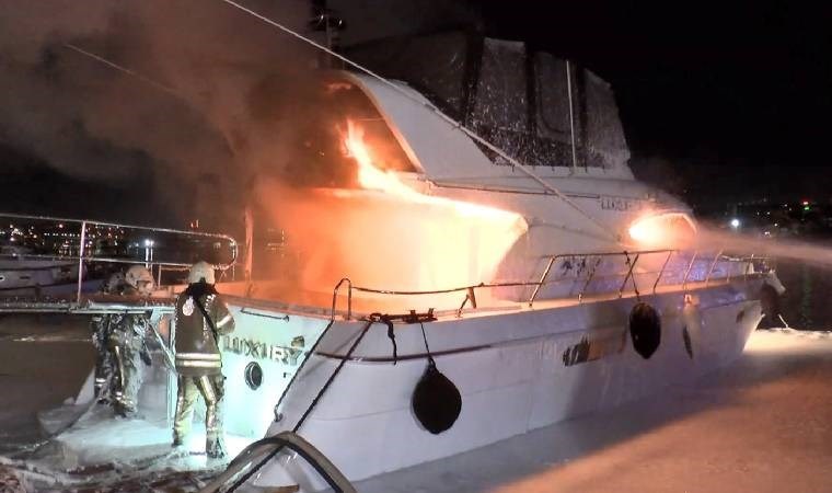 İstanbul'da korkutan anlar... Demirli teknede yangın çıktı!