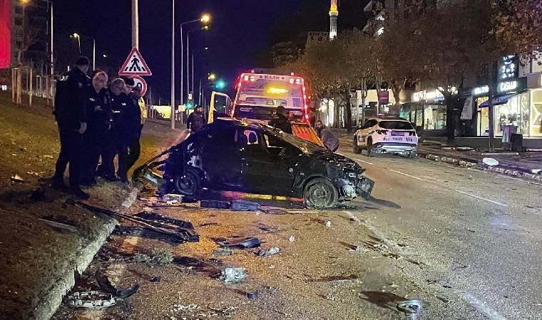 Bursa'da feci kaza... Araç aydınlatma direğine çarpıp, devrildi!