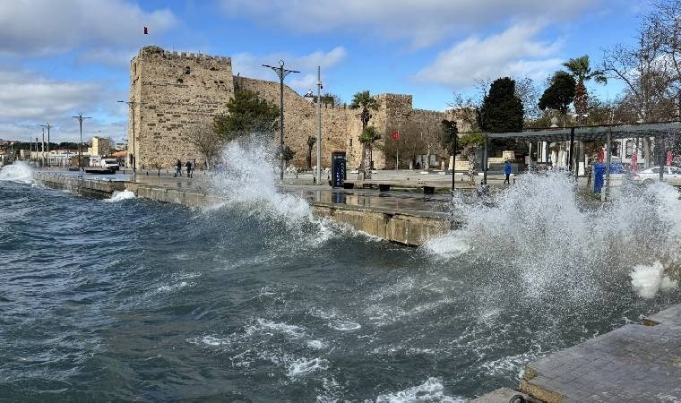 Sinop'ta kuvvetli rüzgar 3 metrelik dalgalar oluşturdu