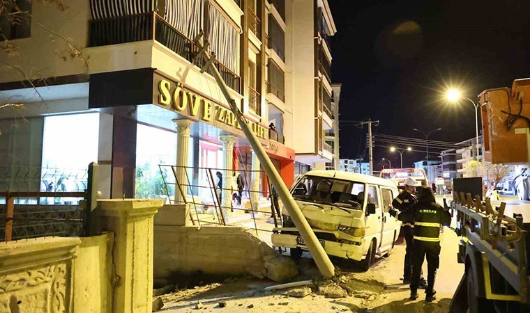 Faciadan dönüldü: Minibüsün çarptığı 'elektrik direği' balkona düştü!