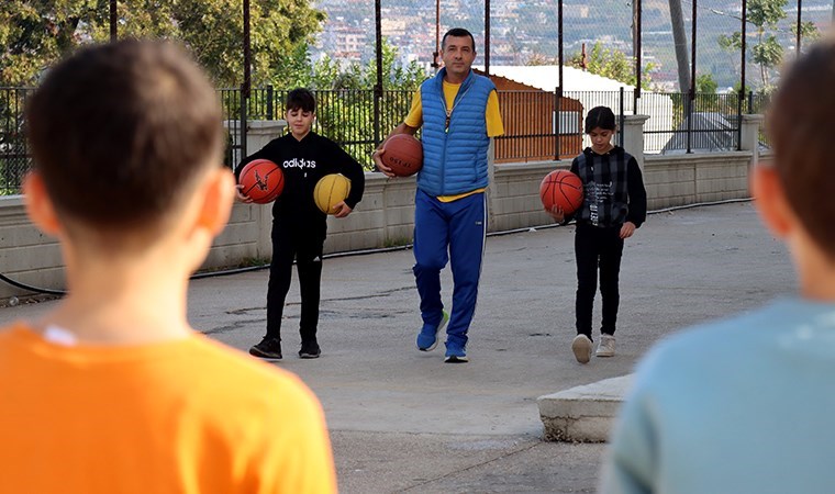 Depremde kolunu kaybeden beden eğitimi öğretmeni öğrencileriyle hayata tutunuyor