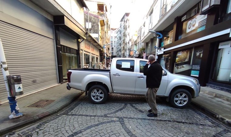 Rize’de esnaf, parkomat uygulamasına protesto için sokağı trafiğe kapatıp eylem yaptı