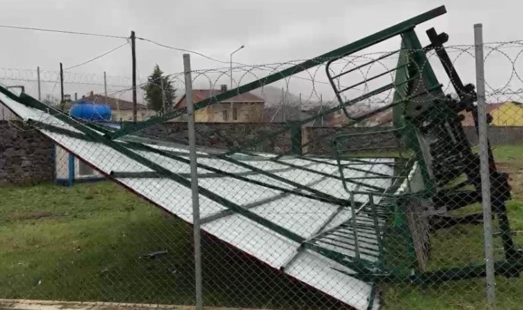 Şiddetli rüzgar stadyumdaki tribünü yıktı