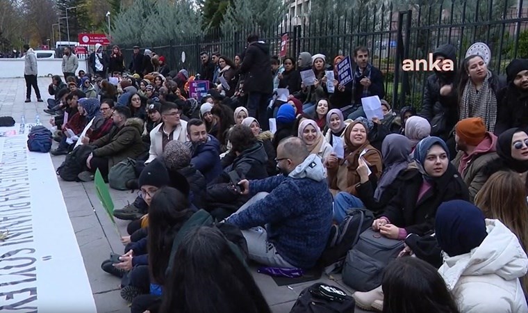 Ataması yapılmayan öğretmenler MEB önünde: 'Biz bunu hak etmedik'