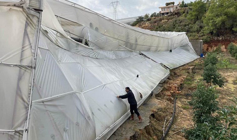 Alanya'yı sağanak ve fırtına vurdu! Evler su doldu, seralar yıkıldı...