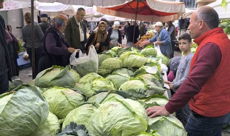 Pazarda alışveriş yapan yurttaş: Akşama kadar bekliyoruz, ikindiden sonra biraz aşağıya çekiyorlar