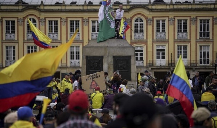 Kolombiya'da yüzlerce kişi hükümeti protesto etti