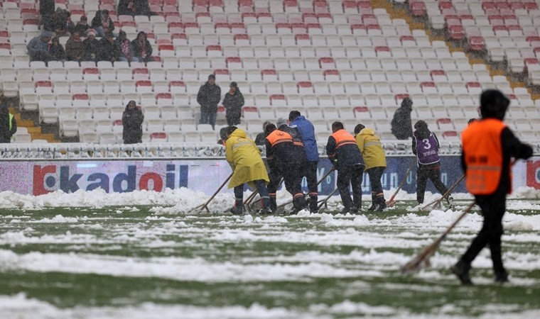 Yoğun kar yağışı nedeniyle... Sivasspor - Kasımpaşa maçı gecikmeli başladı!