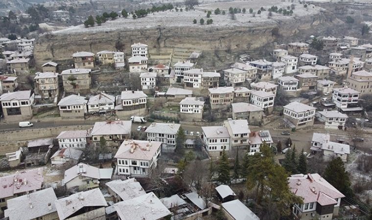 UNESCO kenti Safranbolu'daki tarihi yapılar beyaza büründü