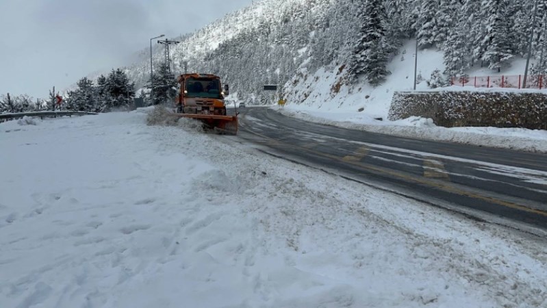 Karadeniz kar altında: 442 yol kapandı, okullar tatil edildi!