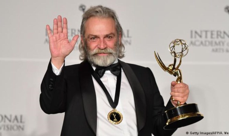 Haluk Bilginer, Uluslararası Emmy Ödülleri'nde bir ilke imza attı