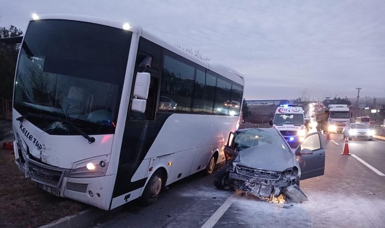 Otomobil, midibüsle çarpıştı: 1 ölü, çok sayıda yaralı!