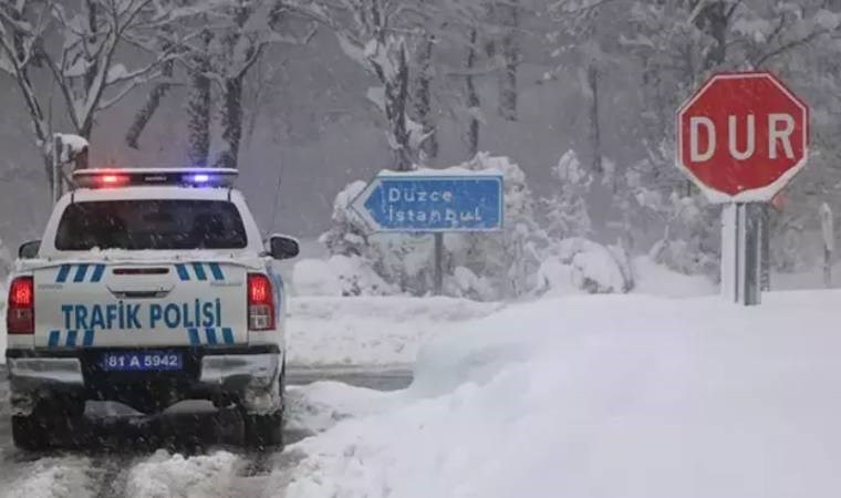 Bolu Dağı'nda yağış sürüyor... Sürücülere kar lastiği uyarısı