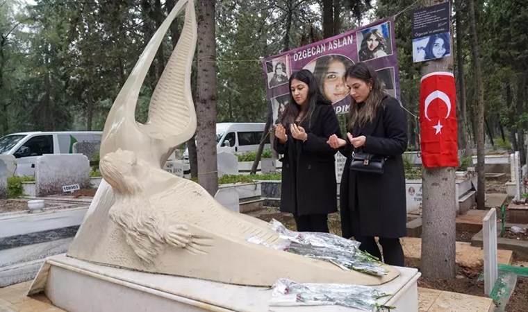 'Bu son olsun' denilmişti, olmadı... Kadına şiddetin simge ismi Özgecan Aslan, mezarı başında anıldı