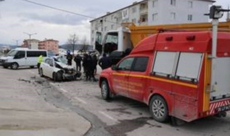 Beylikdüzü'nde seyir halindeki araçta çıkan yangın söndürüldü