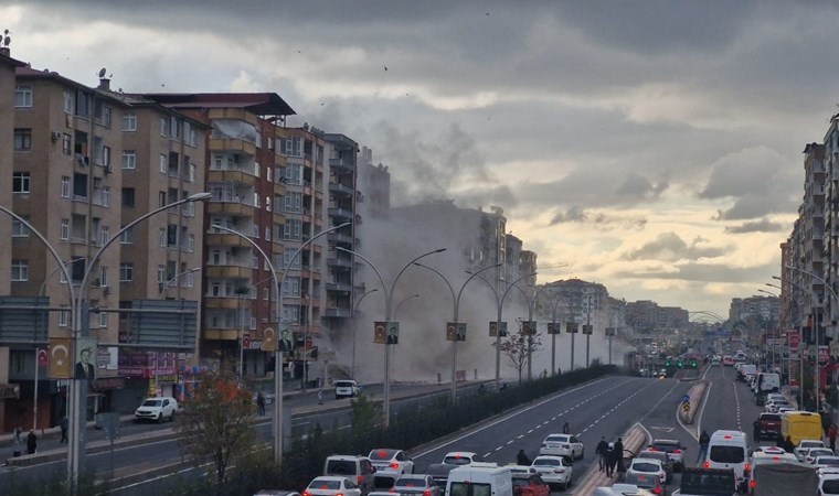 Diyarbakır'da 7 katlı binanın yıkımında çökme anı kamerada