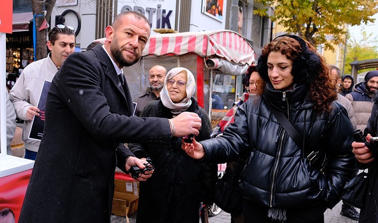 İl başkanından kadın gazetecilere biber gazı hediyesi