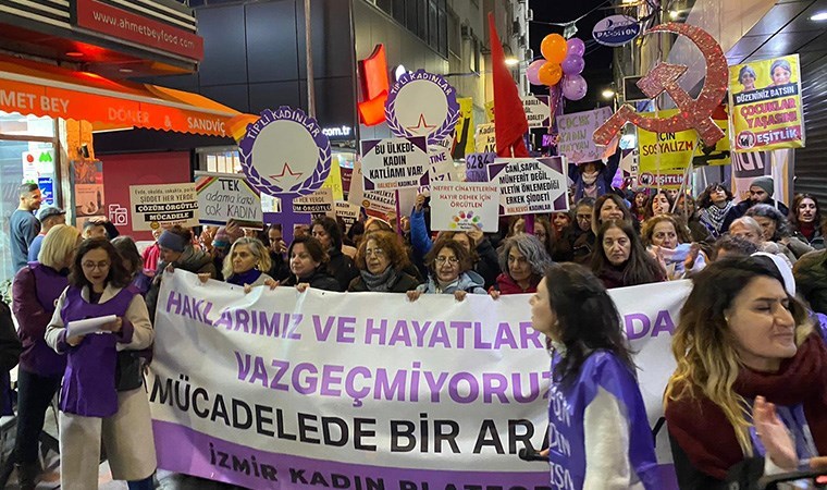 İzmir'de kadınlar şiddete karşı yürüdü: 'Bu yıl erkekler 327 kadını öldürdü, 240 kadının ölümü şüpheli olarak kaydedildi'