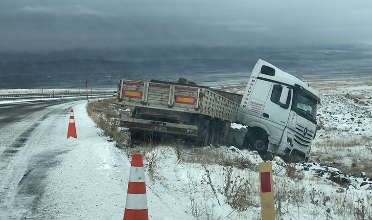 Kars’ta buzlanan yolda kayan TIR şarampole düştü