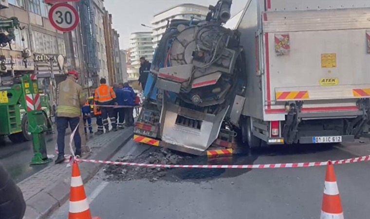 Güngören'de yol çöktü: Kamyonlar peş peşe çukura düştü!