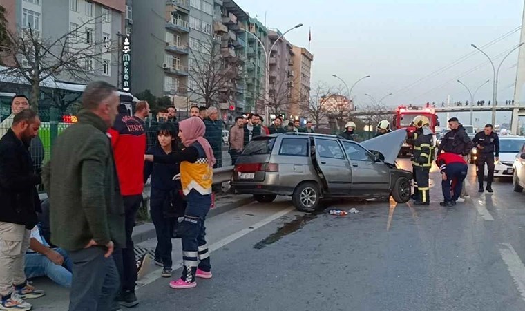 Kocaeli'nde faciadan dönüldü! Aydınlatma direği yayaların üzerine düştü: 6 yaralı