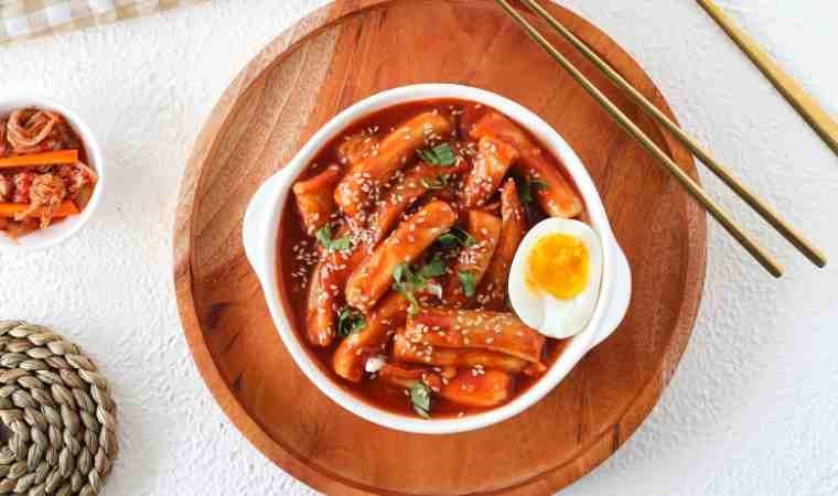 Kore mutfağının sevilen lezzeti: Tteokbokki tarifi...