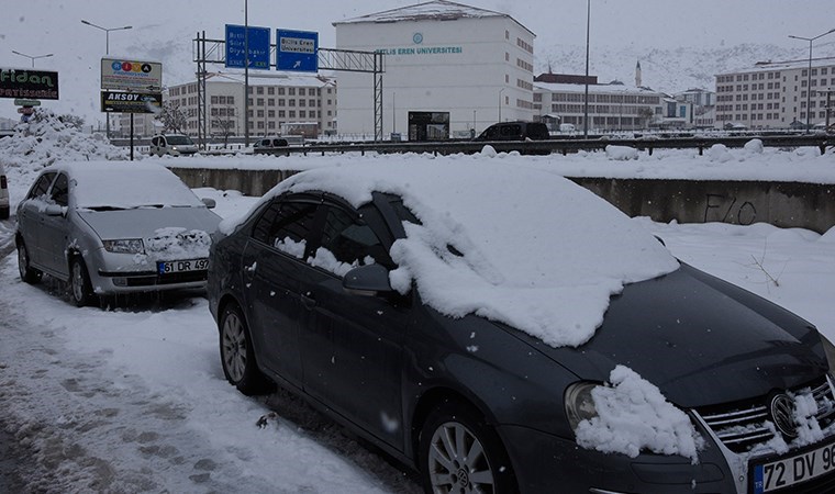 Bitlis'te zorlu kış: 70 köy yolu ulaşıma kapandı