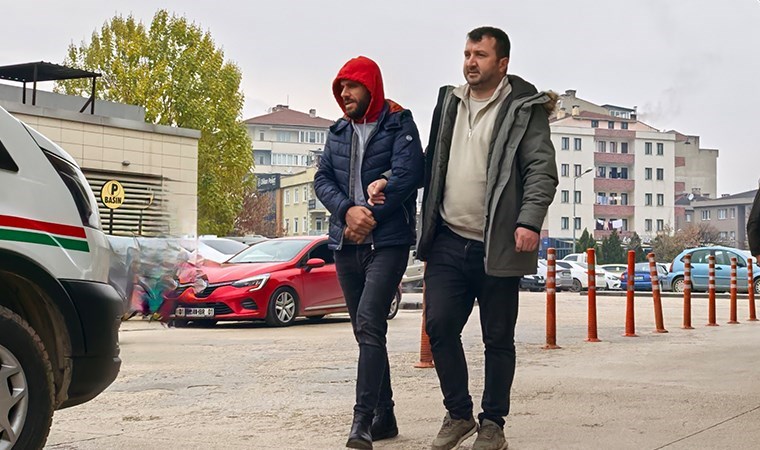 'Çek dolandırıcılığı'ndan 25 yıl hapisle aranıyordu: Evindeki 'gizli bölmede' yakalandı