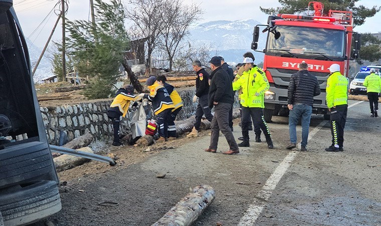 Safranbolu-Bartın yolunu kilitleyen kaza! Tomruk yüklü kamyon devrildi: 2 kişi ölü