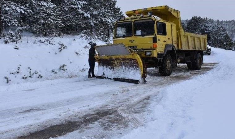 Karabük'te kar yağışı nedeniyle kapanan yollar ulaşıma açıldı