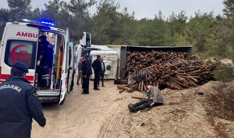 Bilecik'te odun yüklü kamyon devrildi: Yaralılar var!