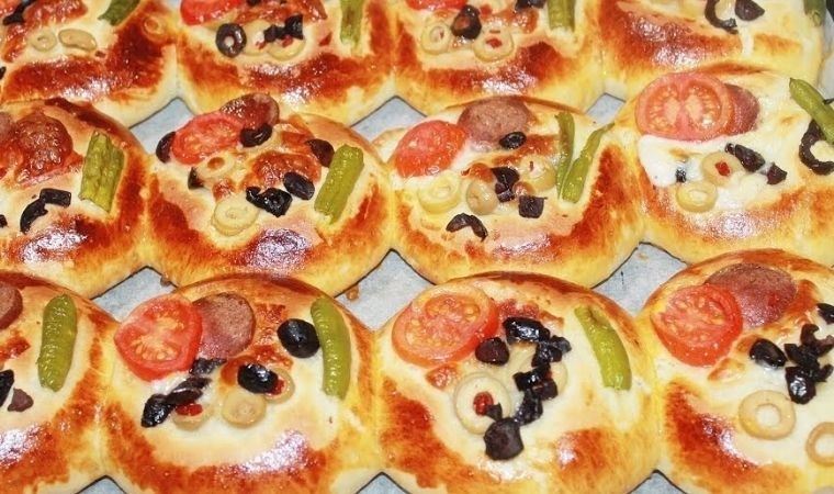 Akşam beş çayı için pratik lezzet! Mayasız pizza poğaça tarifi