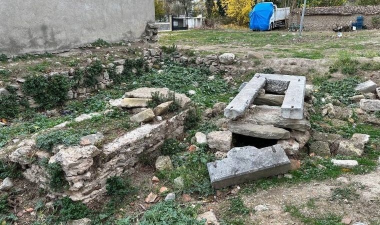 İznik’te tarihi mezarlıklar bakımsızlık nedeniyle harap durumda