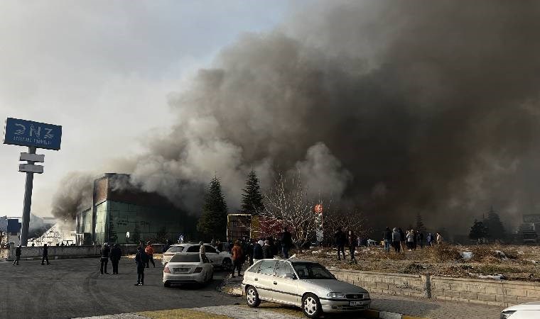 Kayseri'de mobilya fabrikasında büyük yangın: 3 işçi hayatını kaybetti!