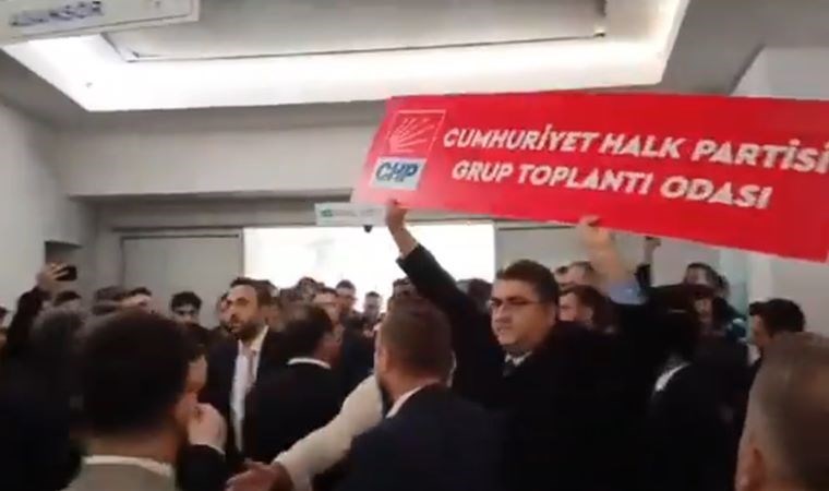 Kayyum atanan Esenyurt'ta CHP'li meclis üyeleri içeri alınmadı, CHP Grup Toplantı Odası tabelası söküldü