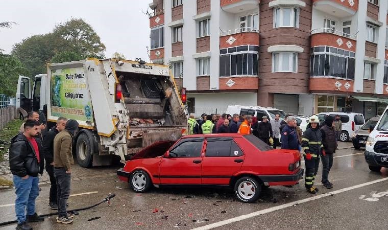 Samsun'da feci kaza: Çöp toplama kamyonu ile otomobil çarpıştı!