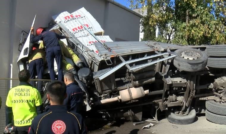 Faciadan dönüldü... Kontrolden çıkan kamyon binaya girdi