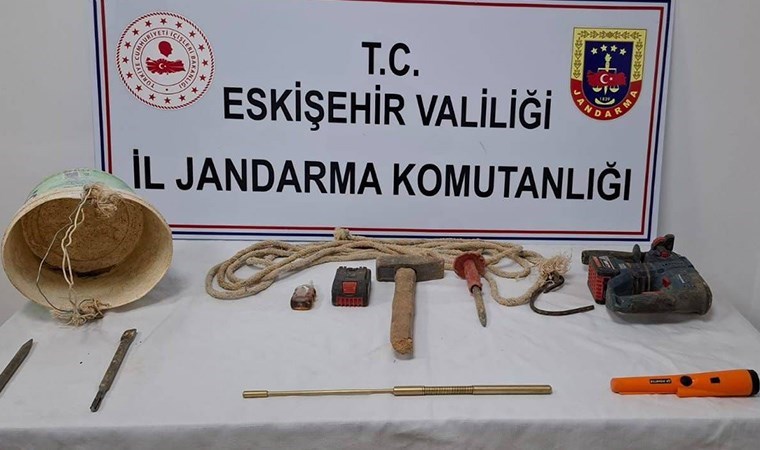 Eskişehir’de kaçak kazı yapan 2 şüpheliye suçüstü