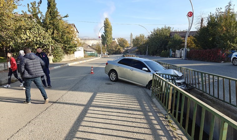 Otomobil su kanalı korkuluklarına çarptı: 1 yaralı