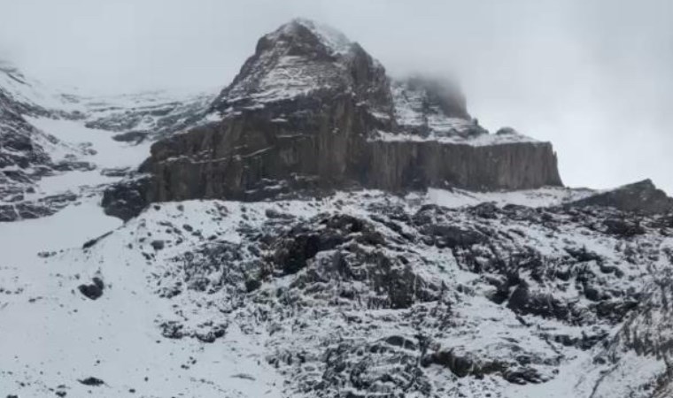 Hakkari'de şelale dondu, buz sarkıtlarının boyu 4 metreyi buldu