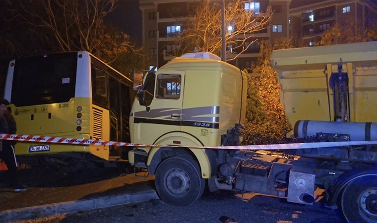 İstanbul Başakşehir'de faciadan dönüldü... İETT otobüsü park halindeki kamyona çarptı: 1 yaralı