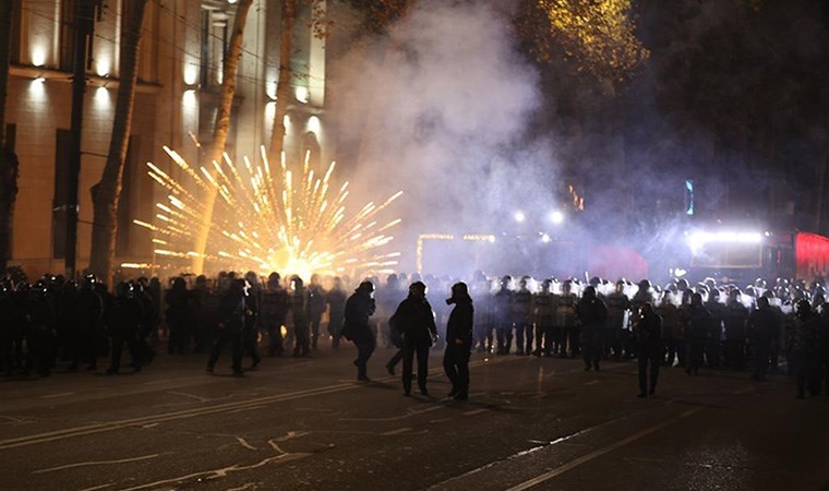 Gürcistan'da göstericilerin eylemlerine polis müdahalesi: 'Tiflis'teki gösteriler barışçıl değil'