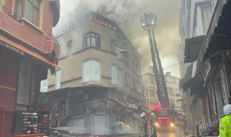 İstanbul'da korkutan yangın... Yan binalara da sıçradı!