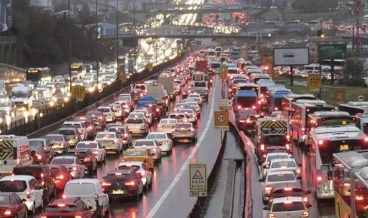 İstanbul'da yağmurun da etkisiyle araçlar trafikte güçlükle ilerliyor