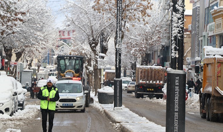 Meteoroloji uyarmıştı... Van'ı 'kar' vurdu: 131 yerleşim yeri ulaşıma kapandı