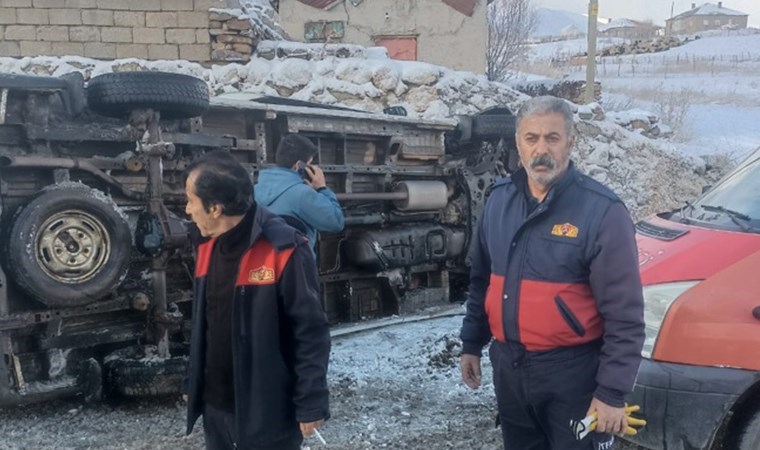 Köy okuluna öğretmen taşıyan minibüs devrildi: 12 yaralı