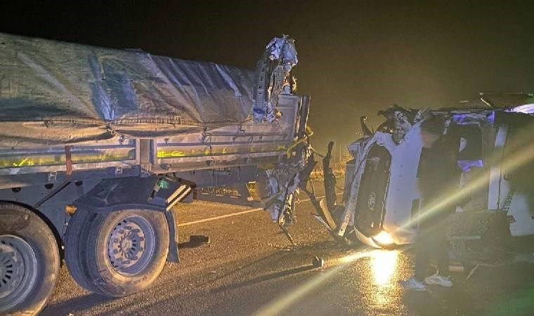 Manisa'da işçi minibüsü TIR'a çarpıp devrildi... Ölü ve yaralılar var!