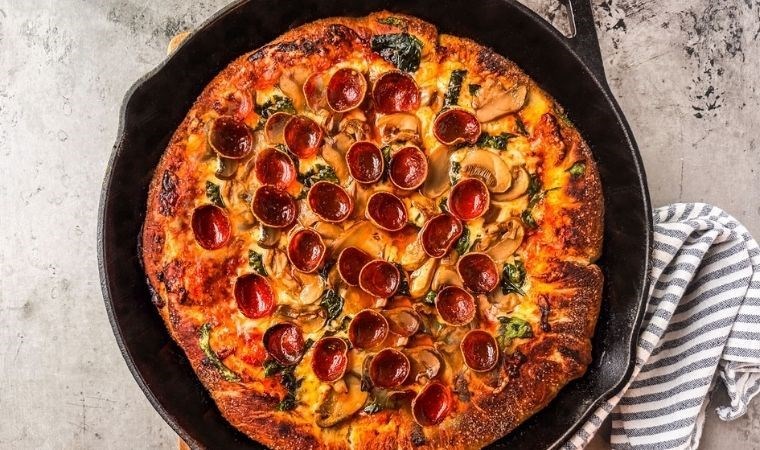 Yemek yapmaya üşenenlerin 30 dakikada hazırlayabileceği enfes lezzet: Tavada pizza tarifi