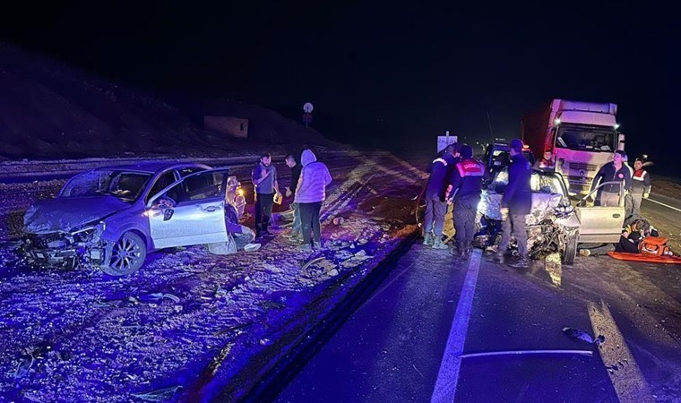 Feci kaza... İki otomobil kafa kafaya çarpıştı: 1 ölü, 6 yaralı!